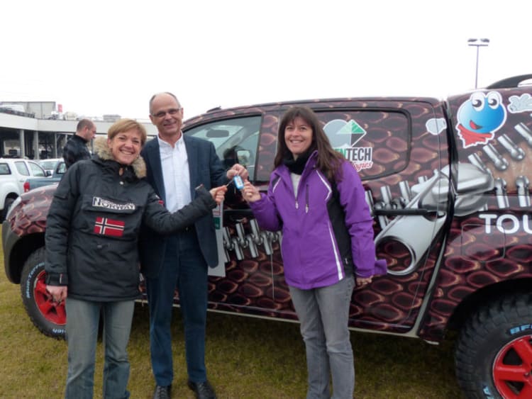 Remise des clés du pick-up Isuzu D-Max à l'équipage 120 des Gazelles