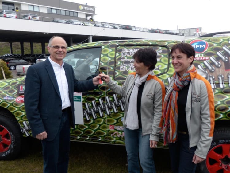 Remise des clés du pick-up Isuzu D-Max à l'équipage 223 des Gazelles