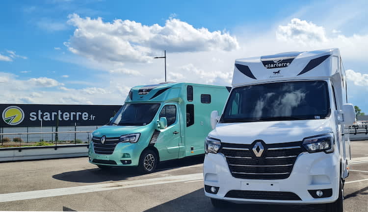 Deux camions à chevaux de la marque Ameline 