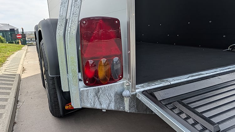 Contrôle des feux intérieurs et extérieurs sur un van à chevaux.