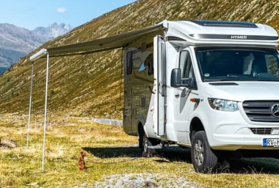 un camping-car avec store déployé